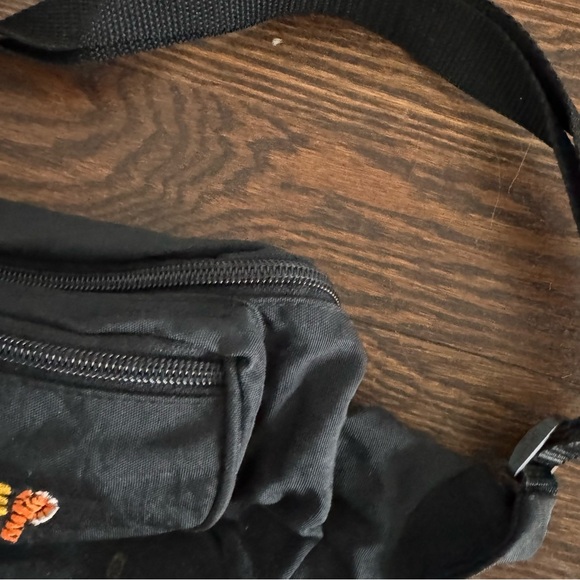 Vintage Disney world black two pocket zippered fanny pack - Picture 3 of 6